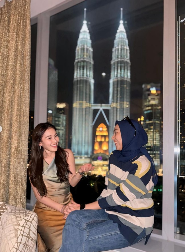 Tak hanya bersama keluarga, sahabat Ayu, Annisa Maulani Nursaid juga terlihat ikut berlibur ke Malaysia. Terlihat keduanya begitu bahagia. Foto: Instagram/@ayutingting92