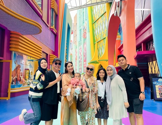 Ayu Ting Ting tampak memboyong keluarganya untuk berlibur ke Malaysia. Mulai dari sang anak, Bilqis, kedua orangtua Ayu hingga keluarga adiknya pun diajak berlibur bersama. Foto: Instagram/@ayutingting92