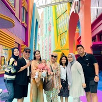Ayu Ting Ting tampak memboyong keluarganya untuk berlibur ke Malaysia. Mulai dari sang anak, Bilqis, kedua orangtua Ayu hingga keluarga adiknya pun diajak berlibur bersama. Foto: Instagram/@ayutingting92