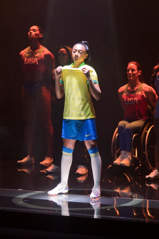 Pekan lalu, Nike meluncurkan seragam resmi para atlet dari negara-negara yang disponsorinya untuk Olimpiade musim panas tahun ini. Acara tersebut berlangsung di Paris, Prancis, yang menjadi tuan rumah untuk pesta olahraga empat tahunan itu. (Foto: Dominique Maitre/WWD via Getty Images)