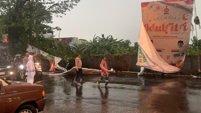 Diterpa Angin Kencang, Baliho di Jalan Tole Iskandar Depok Roboh