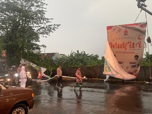 Diterpa Angin Kencang, Baliho di Jalan Tole Iskandar Depok Roboh