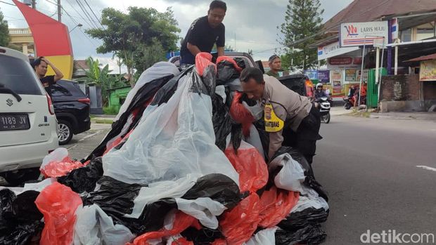 Balon udara di Jetak Lor, Kecamatan Klaten Utara, Klaten dievakuasi polisi dan warga, Rabu (174/2024).
