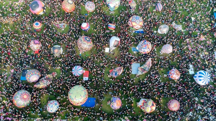 Warga mengamati balon udara saat berlangsung Pekalongan Balon Festival di Lapangan Mataram, Kota Pekalongan, Jawa Tengah, Rabu (17/4/2024). Pemerintah Kota Pekalongan menggelar lomba Pekalongan Balon Festival yang diikuti 30 kelompok peserta dari berbagai komunitas untuk menjaga tradisi syawalan dan sebagai upaya menertibkan balon udara agar tidak diterbangkan secara liar yang dapat mengganggu lalu lintas udara. ANTARA FOTO/Harviyan Perdana Putra/rwa.