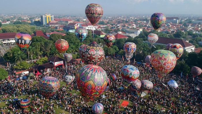 Balon Udara Hiasi Langit Kota Pekalongan di Puncak Syawalan Warga mengamati balon udara saat berlangsung Pekalongan Balon Festival di Lapangan Mataram, Kota Pekalongan, Jawa Tengah, Rabu (17/4/2024). Pemerintah Kota Pekalongan menggelar lomba Pekalongan Balon Festival yang diikuti 30 kelompok peserta dari berbagai komunitas untuk menjaga tradisi syawalan dan sebagai upaya menertibkan balon udara agar tidak diterbangkan secara liar yang dapat mengganggu lalu lintas udara. ANTARA FOTO/Harviyan Perdana Putra/rwa.