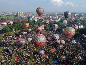 Balon Udara Hiasi Langit Pekalongan di Puncak Syawalan