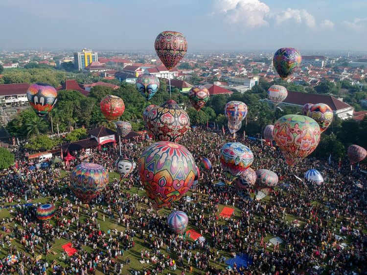Balon Udara Hiasi Langit Pekalongan di Puncak Syawalan