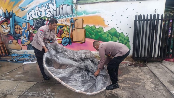 Personel Polsek Klaten Utara mengevakuasi balon udara di Jonggrangan, Klaten Utara.