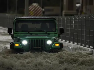 Banjir Besar Genangi Dubai, Ratusan Penumpang Terdampar di Bandara