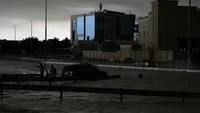 Hujan yang turun begitu deras menyebabkan banjir bandang yang sangat besar di Dubai pada hari Selasa. Jalan-jalan berubah menjadi sungai juga air yang deras menggenangi rumah-rumah dan tempat usaha (Foto: CNN)