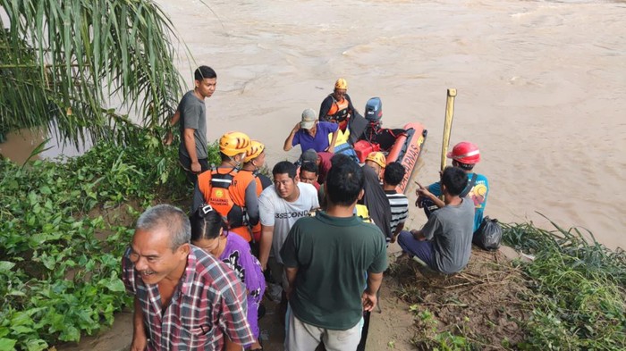 Basarnas mengevakuasi warga terdampak banjir di Muratara