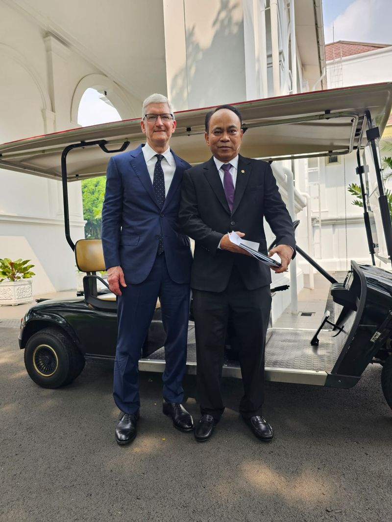 Bos Apple Tim Cook dan Menkominfo
