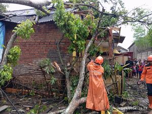 Kota Sukabumi Dikepung Pohon Tumbang