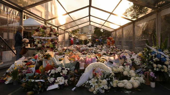 Bunga Penghormatan untuk Korban Penikaman Massal di Sydney Floral tributes are left for victims of the attack at Westfield Bondi Junction shopping centre on Saturday, in Sydney, Australia, April 17 2024. REUTERS/Jaimi Joy