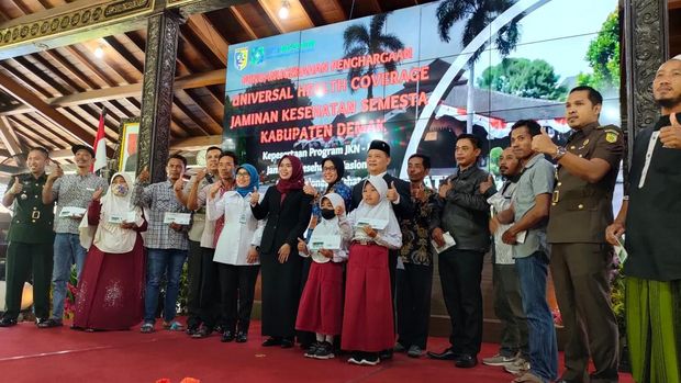 Bupati Demak, Jawa Tengah, Eisti'anah menerima penghargaan UHC belum lama ini.