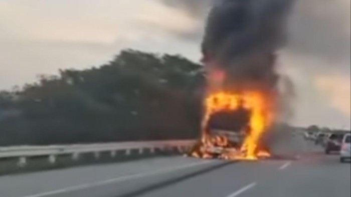 Bus Pahala Kencana terbakar di Tol Jombang-Mojokerto