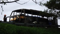 Kebakaran bus tersebut diduga disebabkan api dari gesekan pelek dengan beton jalan tol yang sebelumnya mengalami pecah ban, sebanyak 34 penumpang, kenek dan sopir selamat.
