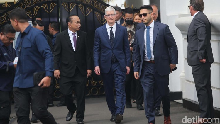 CEO Apple Tim Cook melakukan pertemuan dengan Presiden Joko Widodo (Jokowi) sejak pagi. Tim Cook kini meninggalkan Istana Negara.