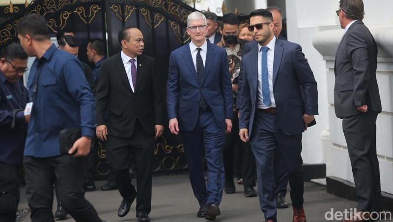 CEO Apple Tim Cook melakukan pertemuan dengan Presiden Joko Widodo (Jokowi) sejak pagi. Tim Cook kini meninggalkan Istana Negara.