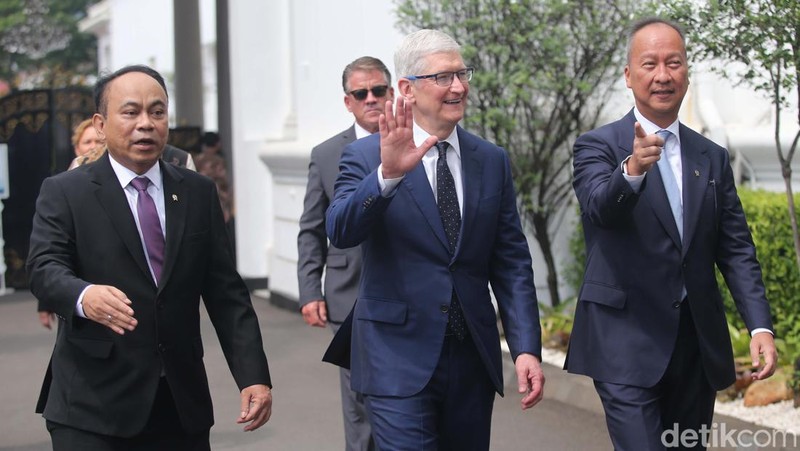 CEO Apple Tim Cook melakukan pertemuan dengan Presiden Joko Widodo (Jokowi) sejak pagi. Tim Cook kini meninggalkan Istana Negara.