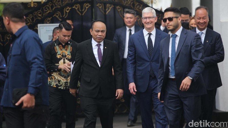 CEO Apple Tim Cook melakukan pertemuan dengan Presiden Joko Widodo (Jokowi) sejak pagi. Tim Cook kini meninggalkan Istana Negara.