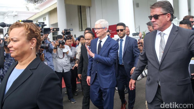 CEO Apple Tim Cook melakukan pertemuan dengan Presiden Joko Widodo (Jokowi) sejak pagi. Tim Cook kini meninggalkan Istana Negara.