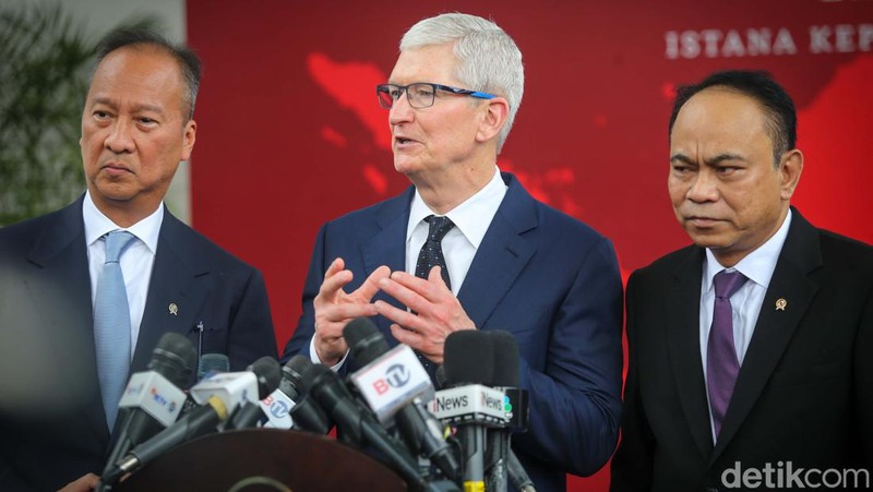 CEO Apple Tim Cook melakukan pertemuan dengan Presiden Joko Widodo (Jokowi) sejak pagi. Tim Cook kini meninggalkan Istana Negara.