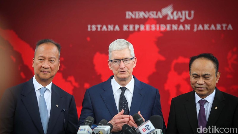 CEO Apple Tim Cook melakukan pertemuan dengan Presiden Joko Widodo (Jokowi) sejak pagi. Tim Cook kini meninggalkan Istana Negara.