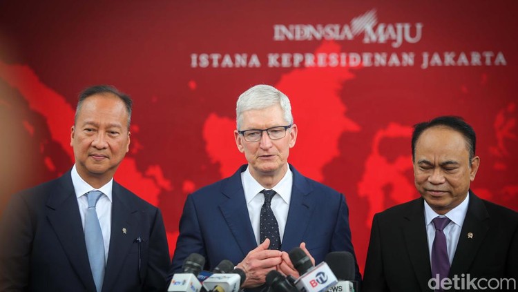 CEO Apple Meninggalkan Istana Negara Usai Bertemu Jokowi CEO Apple Tim Cook melakukan pertemuan dengan Presiden Joko Widodo (Jokowi) sejak pagi. Tim Cook kini meninggalkan Istana Negara.