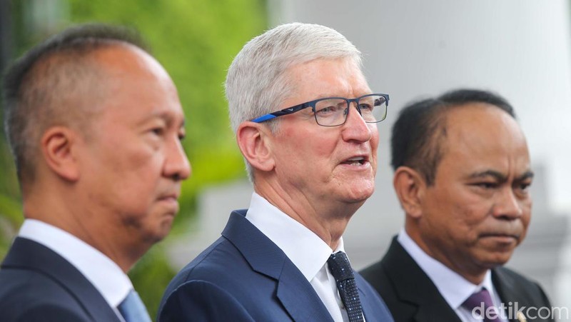 CEO Apple Tim Cook melakukan pertemuan dengan Presiden Joko Widodo (Jokowi) sejak pagi. Tim Cook kini meninggalkan Istana Negara.