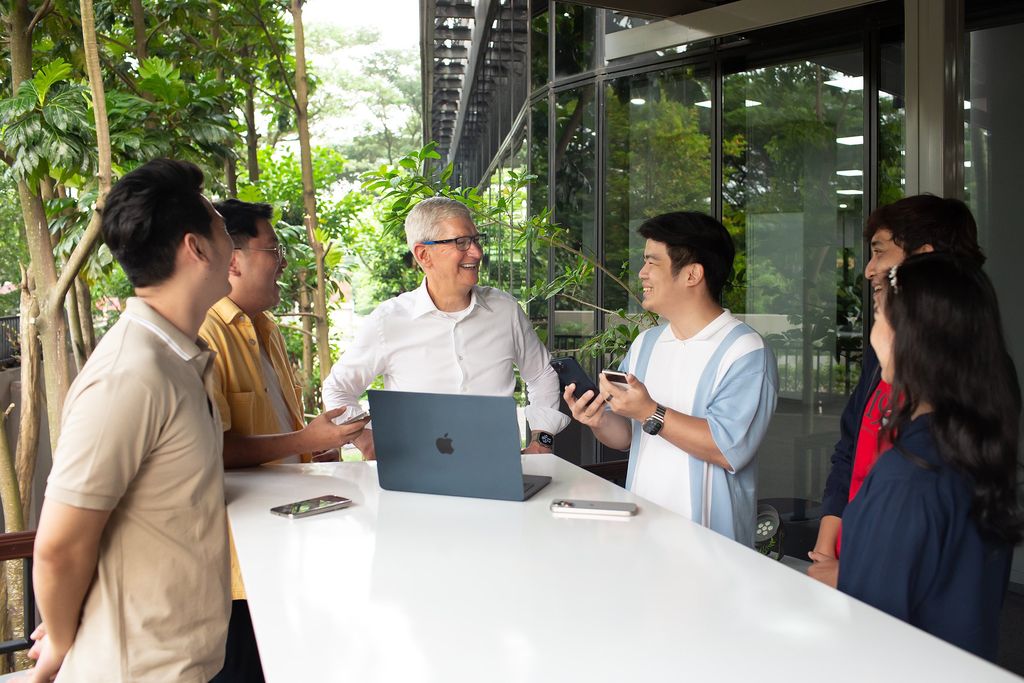 CEO Apple Tim Cook membagikan momen di sosial media X saat Cook bertemu dengan lima konten kreator Indonesia. (Sosial Media X @tim_cook)