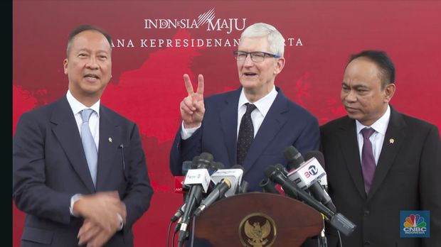 CEO Apple, Tim Cook (tengah) didampingi Menkominfo, Budi Arie Setiadi (kanan), dan Menperin, Agus Gumiwang (kiri) saat konferensi pers di Istana Negara, Jakarta, Rabu (17/4/2024). (CNBC Indonesia/Emir Yanwardhana).