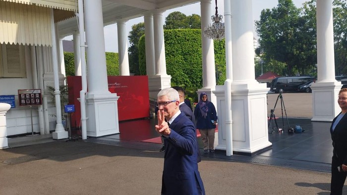 Bos Apple Tiba di Istana, Tunjukkan Gestur Peace