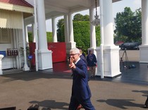 Gaya Bos Apple di Istana Negara: Acungkan 2 Jari Salam Damai