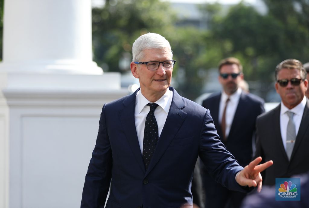 CEO Apple Tim Cook tiba di Istana Negara, Jakarta, Rabu (17/4/2024). Tim Cook tiba pukul 08.55 WIB untuk bertemu Presiden Joko Widodo (Jokowi) dengan menaiki mobil Mercy pelat B-227-MPM. (CNBC Indonesia/Tri Susilo)