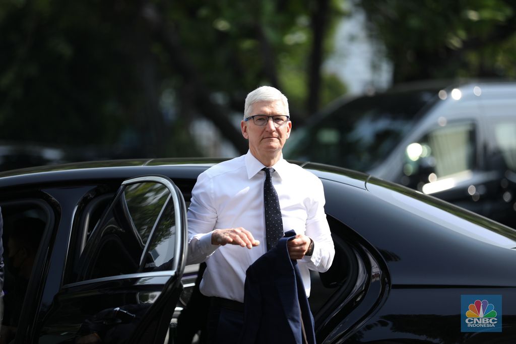 CEO Apple Tim Cook tiba di Istana Negara, Jakarta, Rabu (17/4/2024). Tim Cook tiba pukul 08.55 WIB untuk bertemu Presiden Joko Widodo (Jokowi) dengan menaiki mobil Mercy pelat B-227-MPM. (CNBC Indonesia/Tri Susilo)