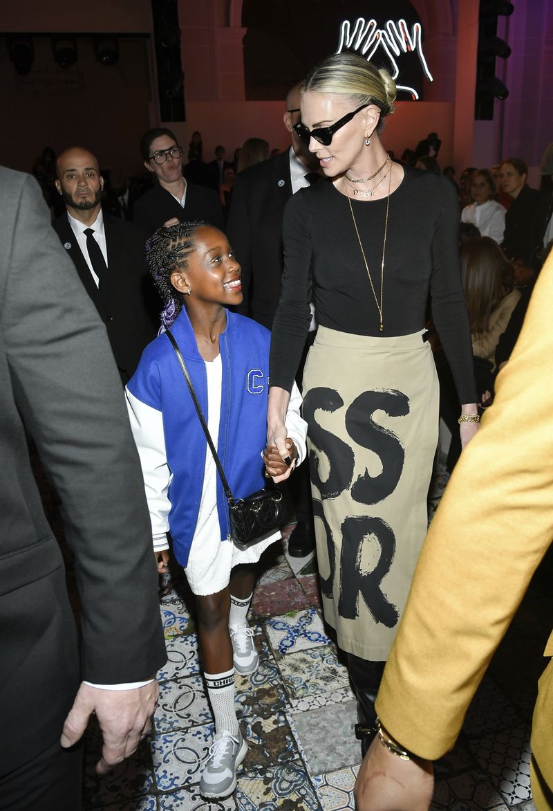 Charlize Theron dan Anaknya Charlize Theron, right, and daughter August attend the Dior Pre-Fall 2024 fashion show at the Brooklyn Museum on Monday, April 15, 2024, in New York. (Photo by Evan Agostini/Invision/AP)
