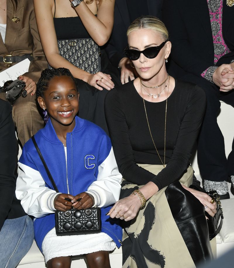 Charlize Theron dan Anaknya Charlize Theron, right, and daughter August attend the Dior Pre-Fall 2024 fashion show at the Brooklyn Museum on Monday, April 15, 2024, in New York. (Photo by Evan Agostini/Invision/AP)