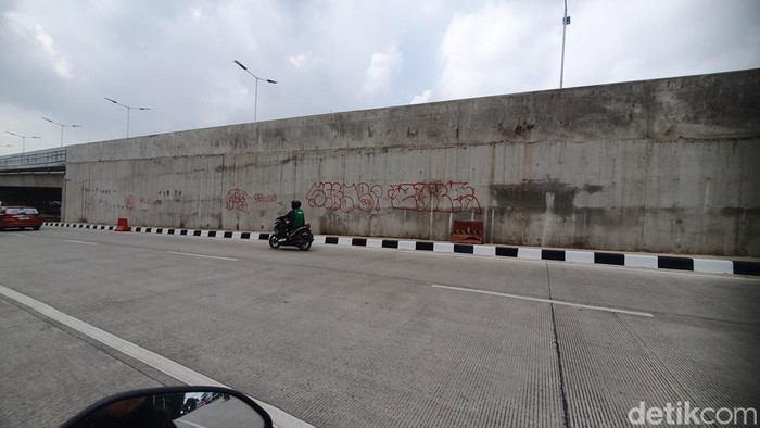 Corat-coret yang dilakukan oknum tak bertanggung jawab ini merusak wajah flyover Sekip Palembang.