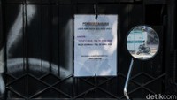 Tampak sebuah ruko kursus mengemudi masih libur dan memilih buka kembali pada tanggal 22 April 2024.