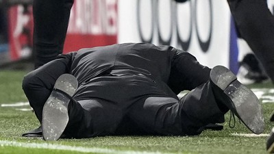 Diego Simeone Garuk-garuk, Nunduk, Nyusruk