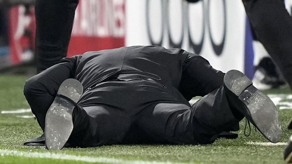 Diego Simeone Garuk-garuk, Nunduk, Nyusruk