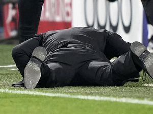 Diego Simeone Garuk-garuk, Nunduk, Nyusruk