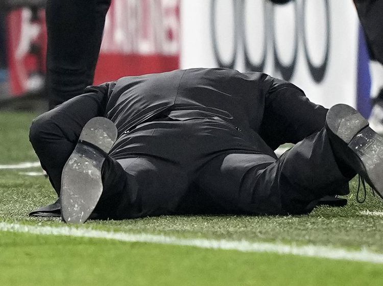 Diego Simeone Garuk-garuk, Nunduk, Nyusruk