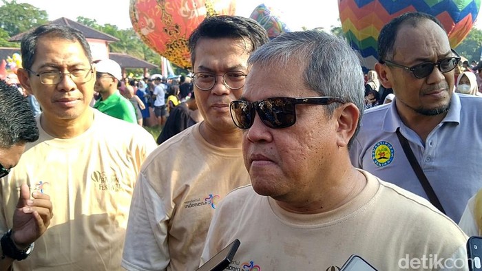 Direktur Keamanan Keselamatan dan Standarisasi AirNav Indonesia, Ahmad Nurein Aulia saat menghadiri Festival Balon Udara yang ditambatkan di Lapangan Mataram, Kota Pekalongan, Rabu (17/4/2024).