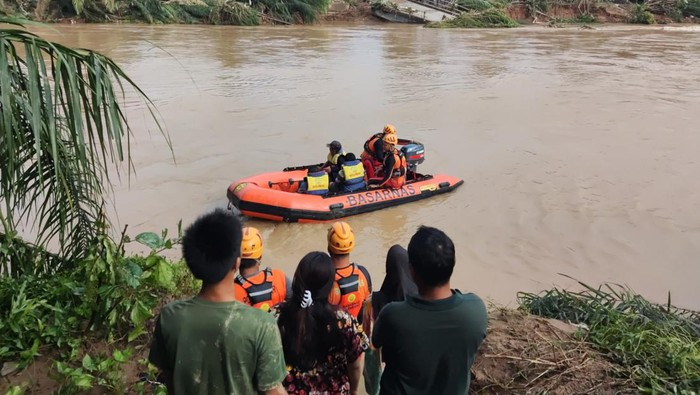 Tim SAR gabungan mencari lansia yang hilang terbawa banjir dari luapan sungai di Muratara.