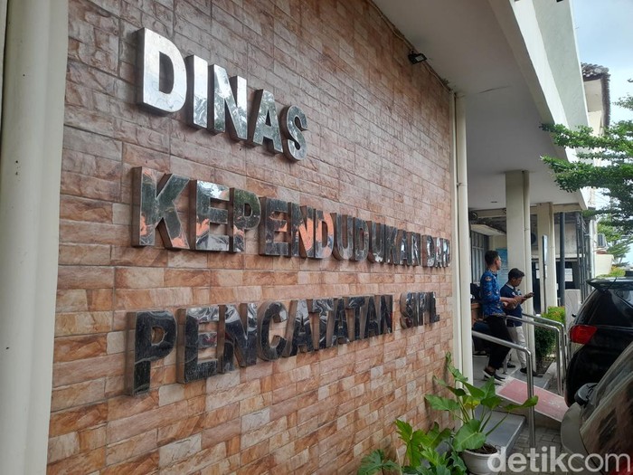 Kantor Dinas Kependudukan dan Pencatatan Sipil Brebes, Rabu (17/4/2024).