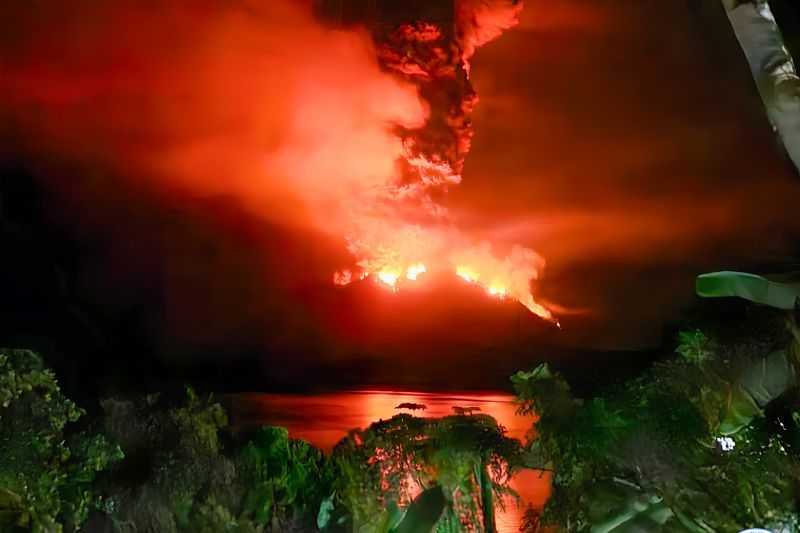 Erupsi eksplosif yang terjadi pukul 00.38 Wita pada Gunung Ruang di Kabupaten Sitaro, Sulawesi Utara, Rabu (17/4/2024). (ANTARA/HO-PVMBG)