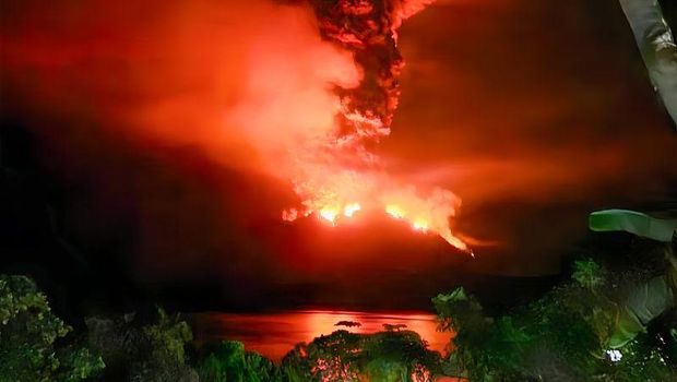 Erupsi eksplosif yang terjadi pukul 00.38 Wita pada Gunung Ruang di Kabupaten Sitaro, Sulawesi Utara, Rabu (17/4/2024). (ANTARA/HO-PVMBG)