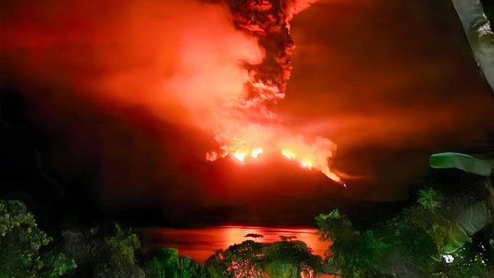 BNPB Ungkap KRI Akan Bantu Evakuasi Warga dari Erupsi Gunung Ruang di Sulut